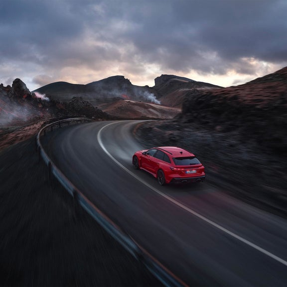 Foto de un coche híbrido enchufable de Audi.
