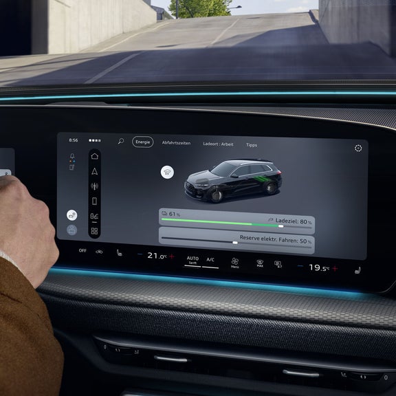 Nahaufnahme des MMI Displays im Cockpit des Q5 SUV e-hybrid. Auf dem Bildschirm sind die verschiedenen Fahrmodi des Fahrzeuges zu sehen.