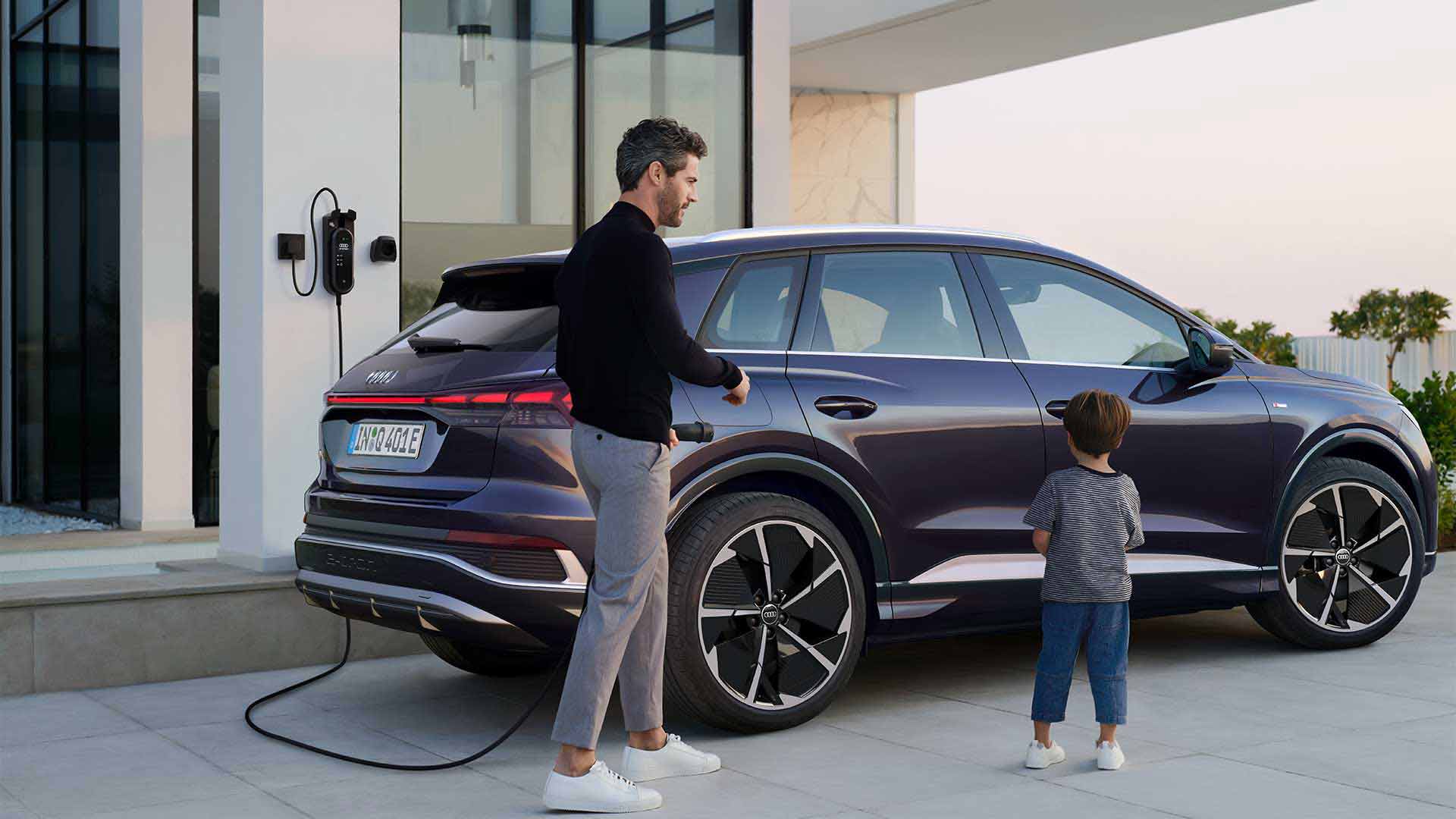 audi with mobile phone img