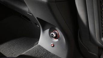 Kontrollleuchte in der Mittelkonsole eines Fahrschulautos.