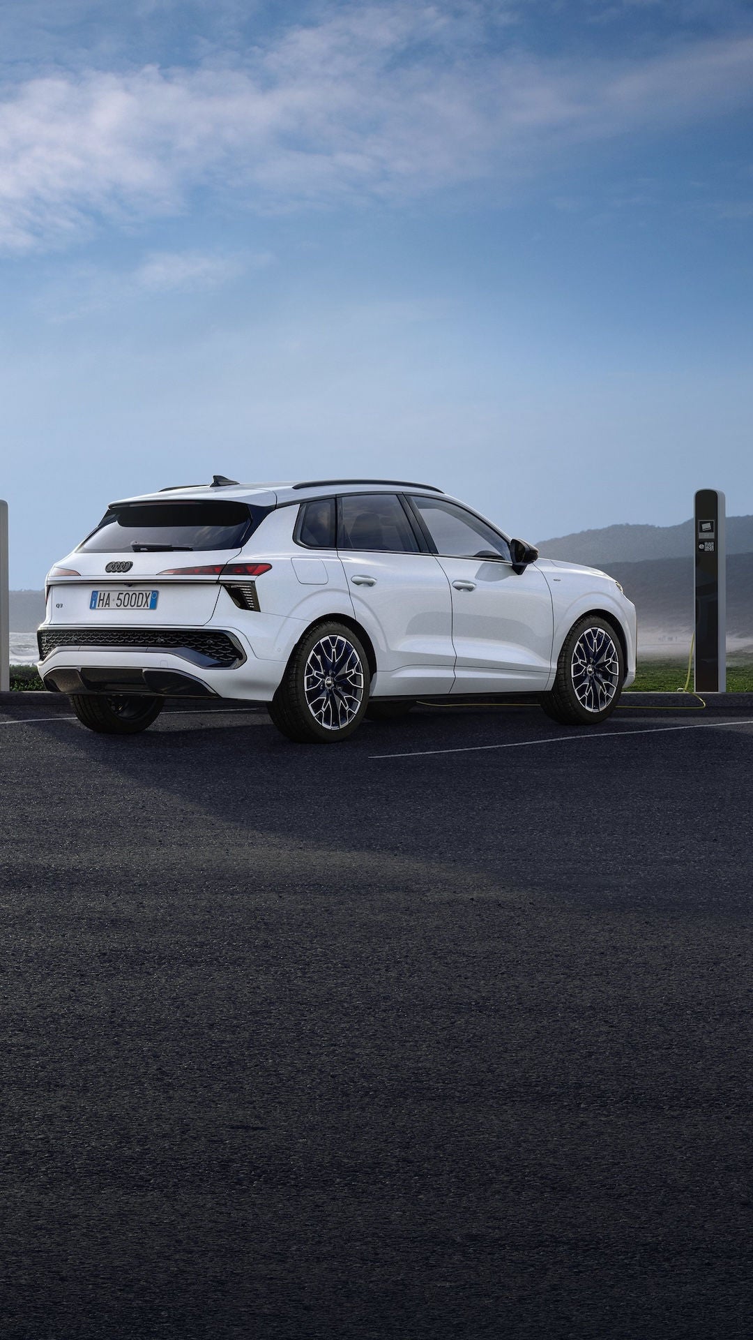 Q3 e-hybrid e Q3 Sportback e-hybrid parcheggiate e collegate alle colonnine pubbliche di ricarica elettrica