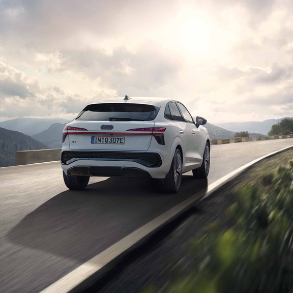 Audi Q3 Sportback e-hybrid mägedes asuval maanteel sõitmas.