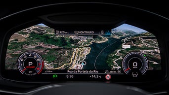 Navigationsansicht auf dem digitalen Tacho zeigt kurvige Straßen und Flusslauf in hoher Auflösung.