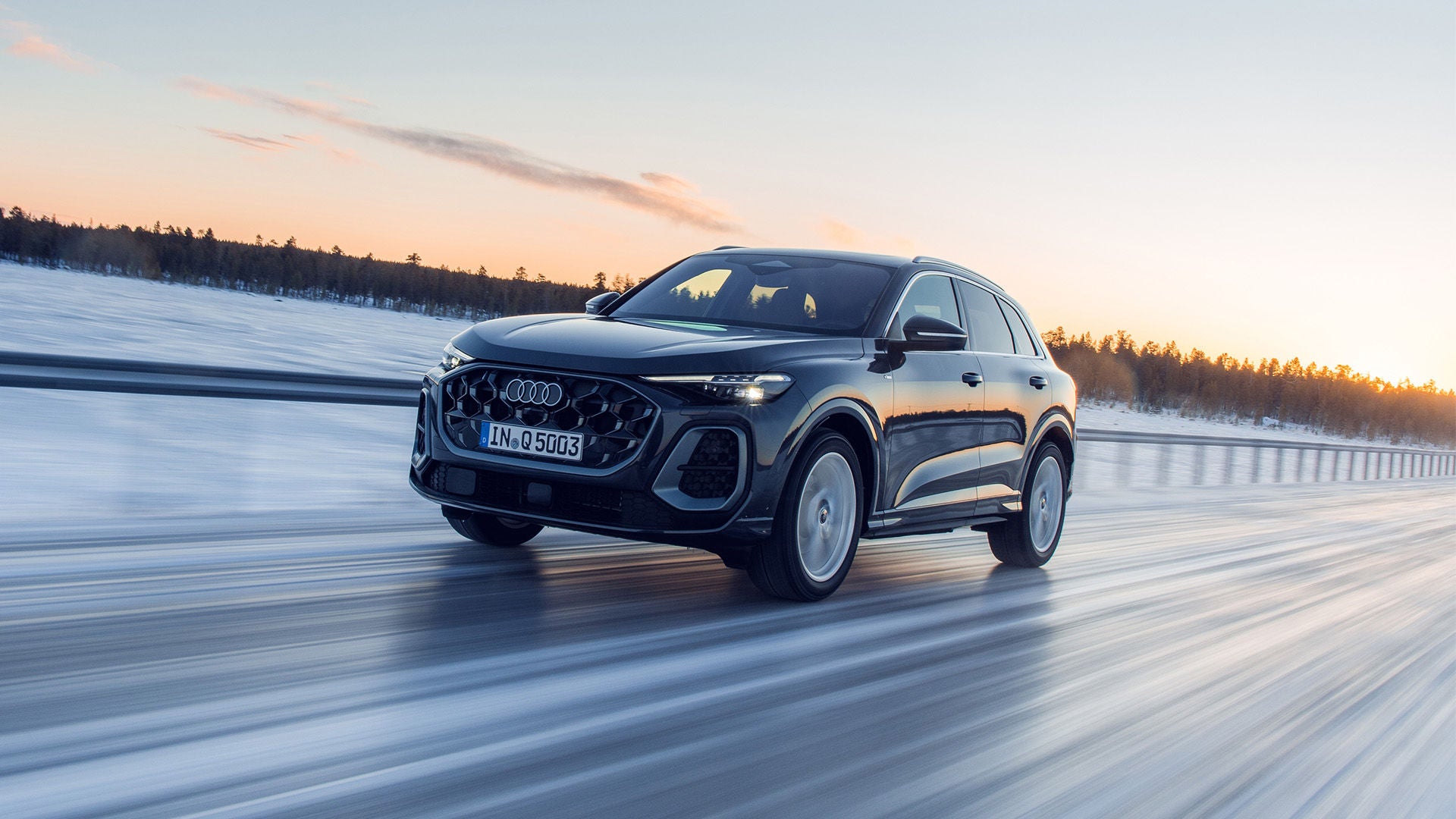 Foto de los trabajos de mantenimiento adicionales en la inspección de un coche híbrido enchufable a los 4 años o 60.000 km. 