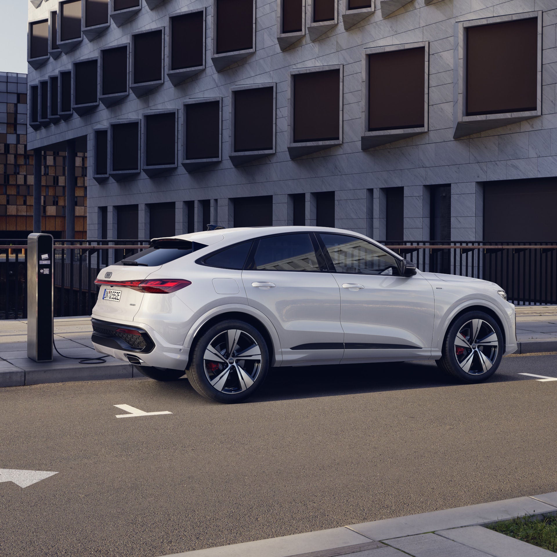 Audi Q5 in het straatbeeld aan de laadpaal