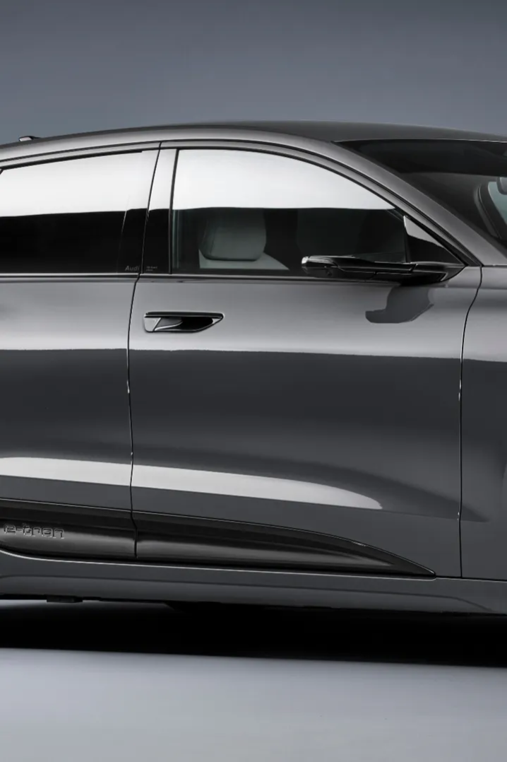L'insert nouvellement conçu sur la Nouvelle Audi A6 e-tron met l'accent sur la transmission 100% électrique et segmente la vue latérale.