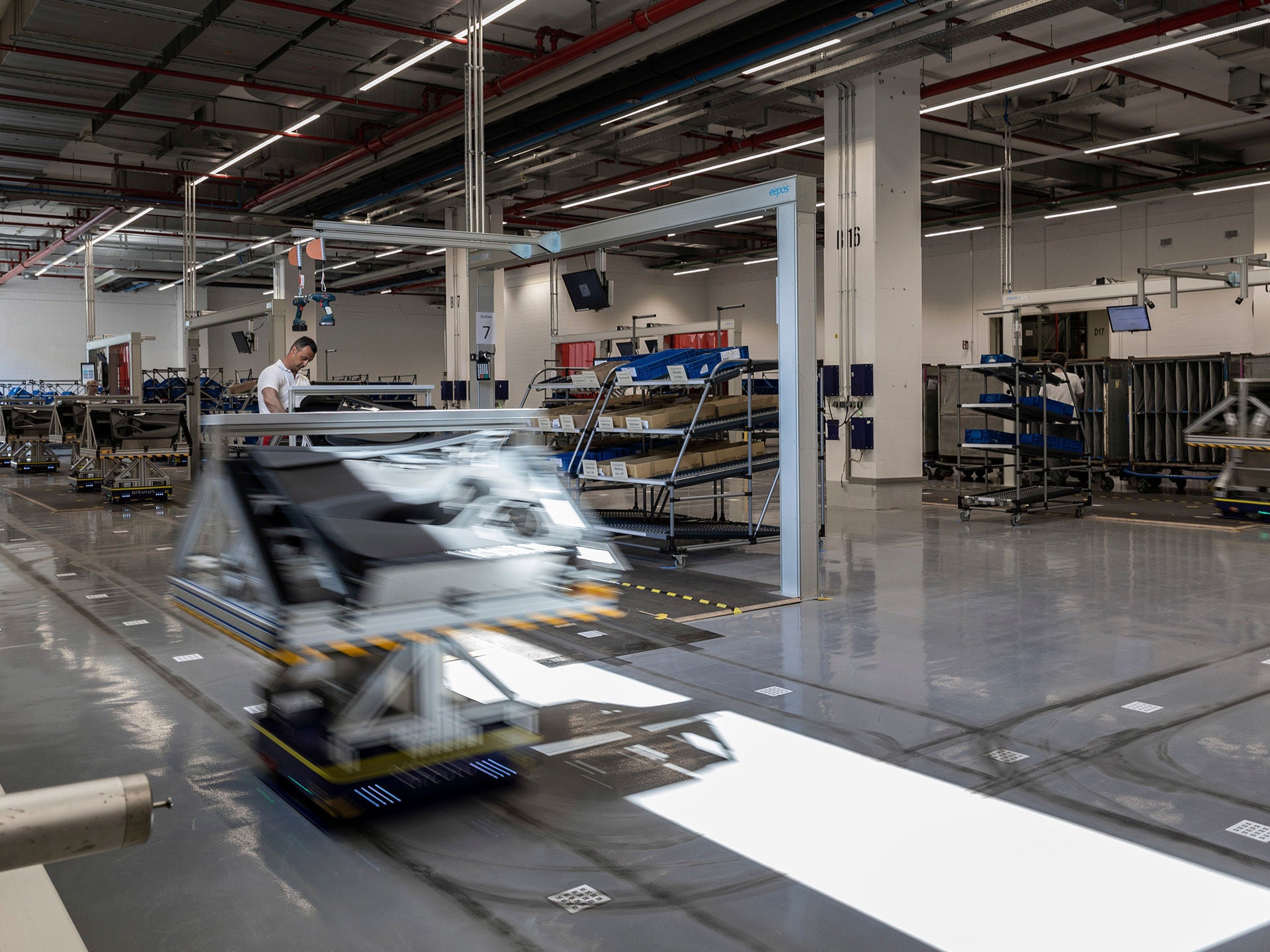 Mitarbeiter arbeitet in einer Produktionshalle