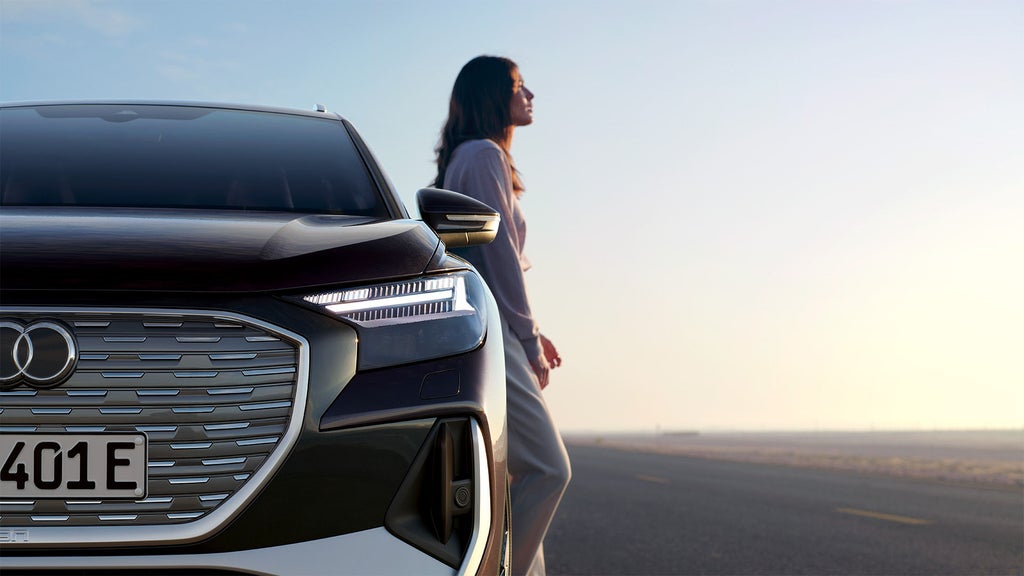 Foto de un coche híbrido enchufable y las etiquetas ambientales de la DGT 