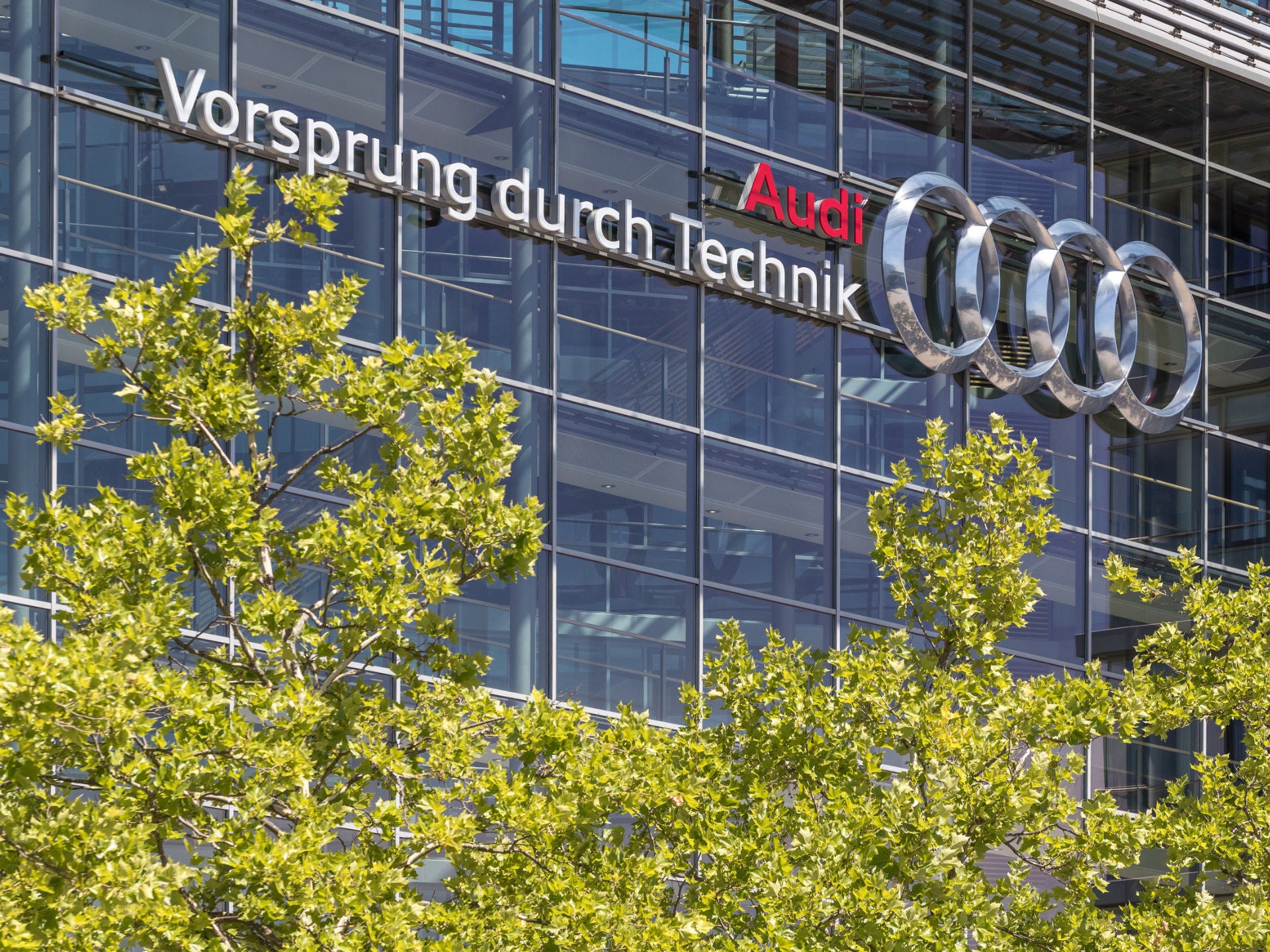 Außenansicht eines Audi-Standorts mit Logo und Claim