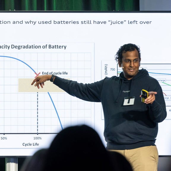 Speaker vor einem Chart