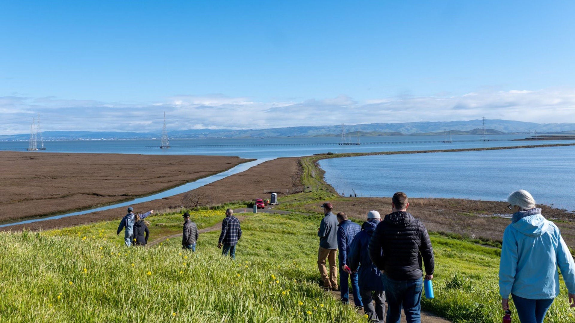 Personen an einer Bucht