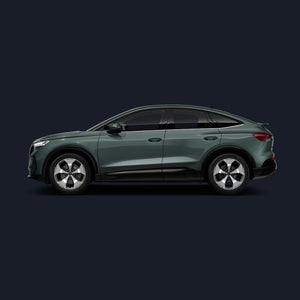 Seitenansicht eines dunkelgrünen Audi Q4 Sportback e-tron auf dunklem Hintergrund.