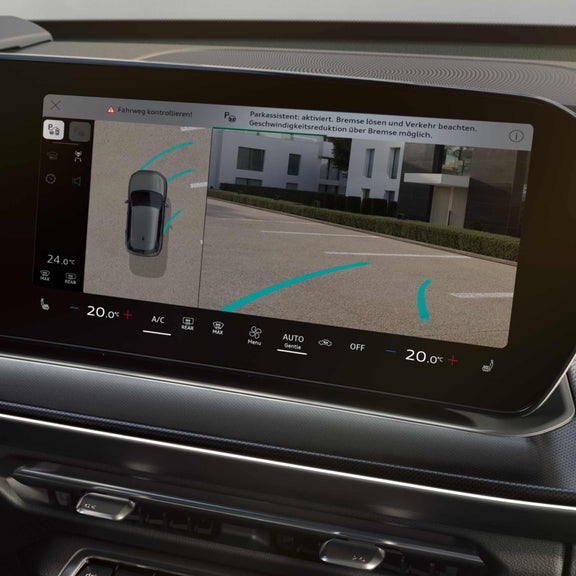 Zoom sur l'aide au stationnement avec l'image de la caméra arrière.