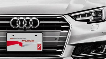 AAA Premiumを示すシルバーの車両プレート