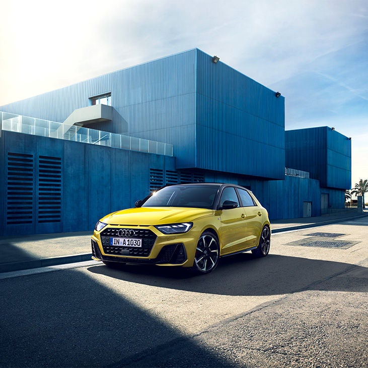 Foto de un Audi compacto urbano de tipo hatchback. 