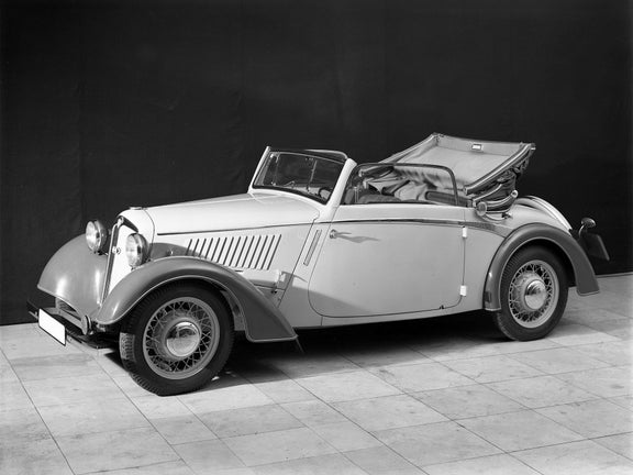 Schwarz-weiß-Aufnahme von einem DKW F 5 Front-Luxus-Cabriolet von schräg vorne
