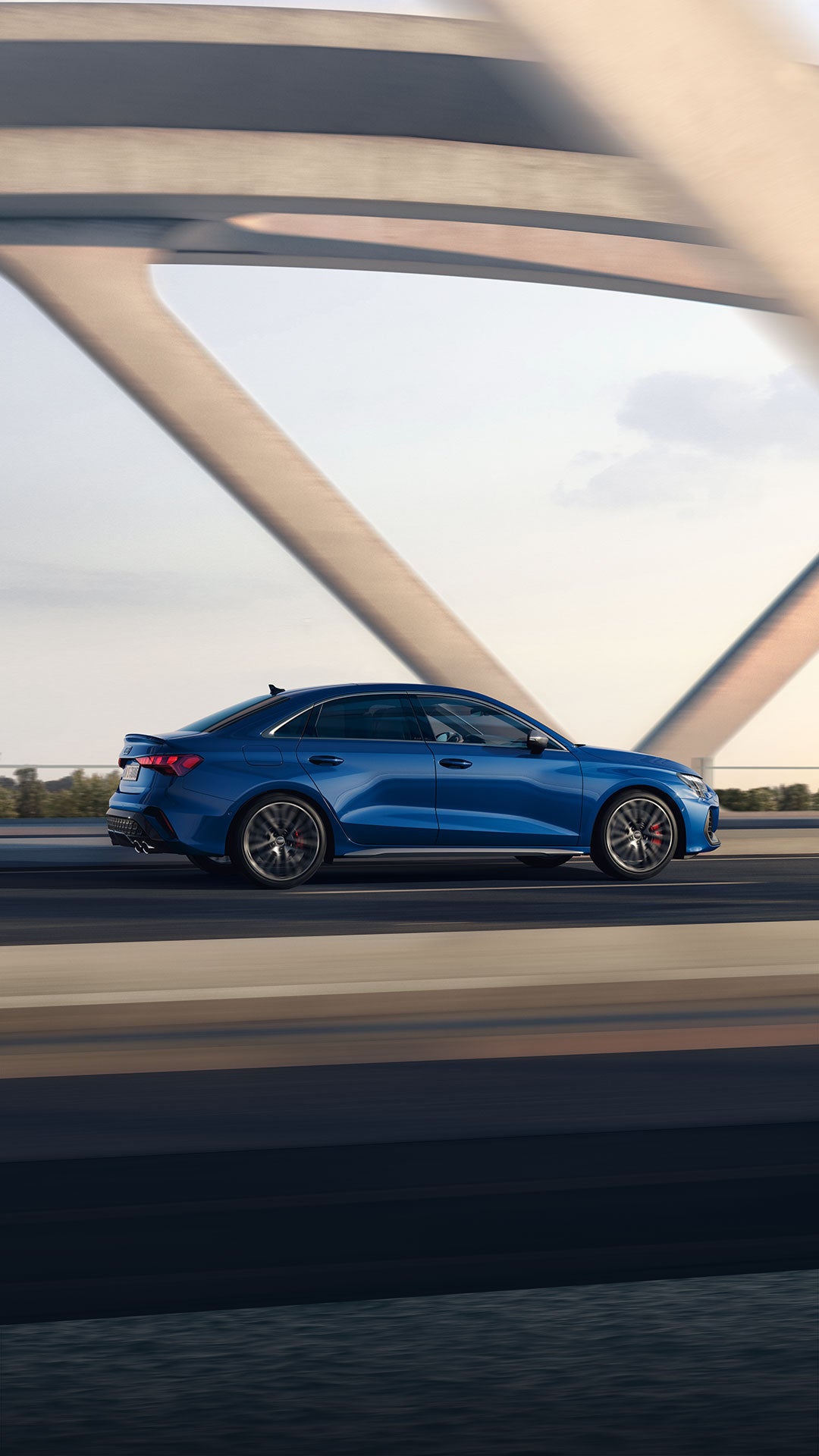 Audi S3 Limousine fahrend auf einer Brücke