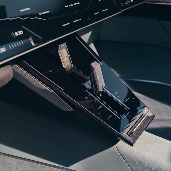 Detail of the monitor panel on the centre console and the operating elements in “Sports” mode on the Audi skysphere concept.