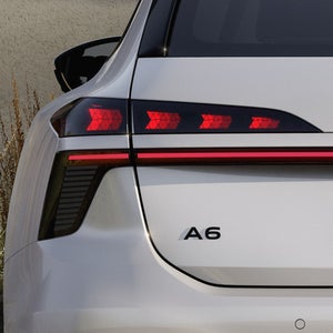 Närbild på bakljuset på A6 Avant e-hybrid. Bakljuset visar en av bakljusets signaturer.