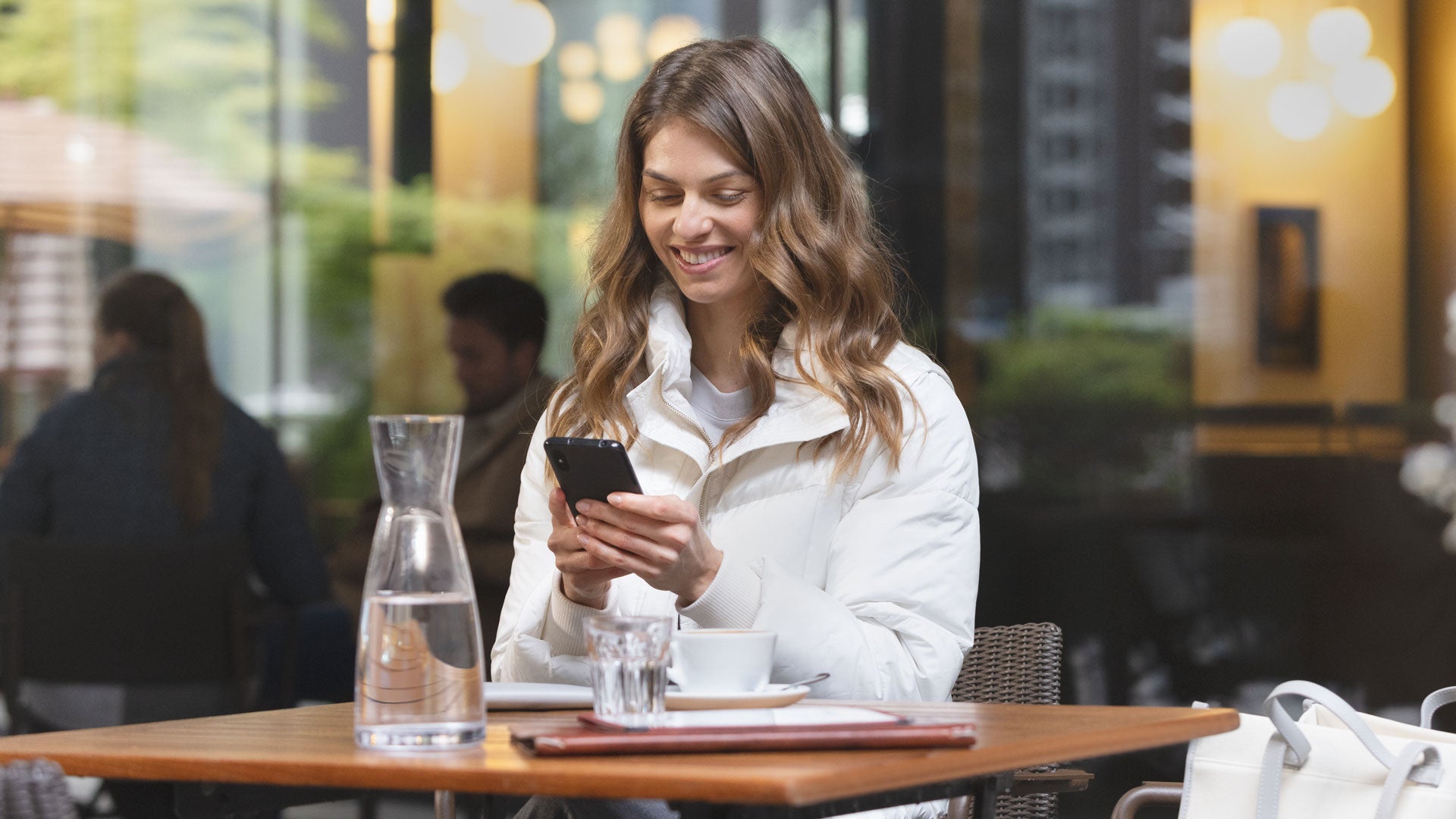 Frau schaut auf Handy