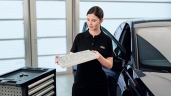 L'uomo tiene in mano il filtro dell'aria