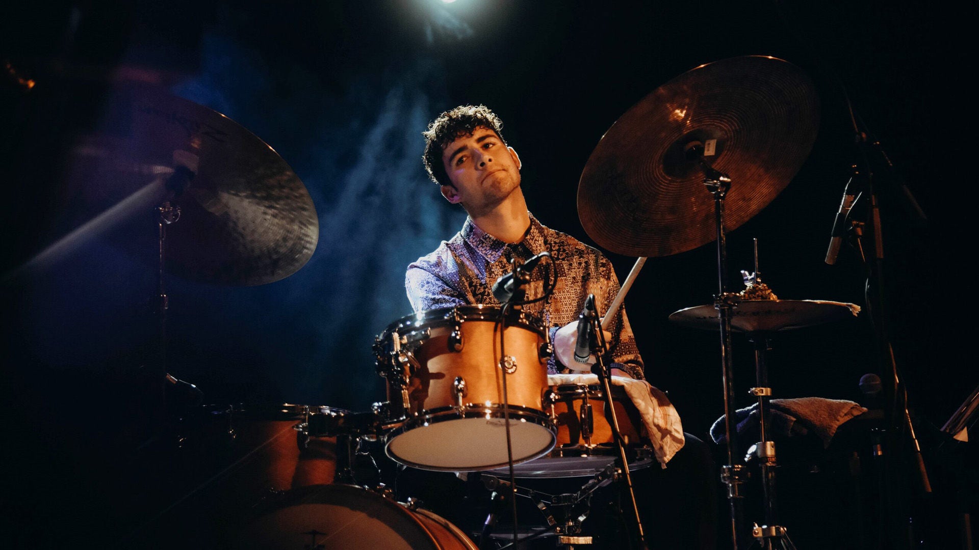 Mann am Schlagzeug.