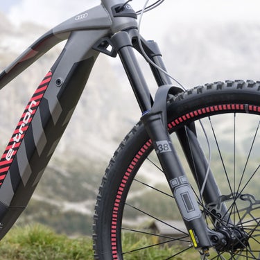 Inquadratura ravvicinata di forcella e ammortizzatori di una mountain bike elettrica Audi.