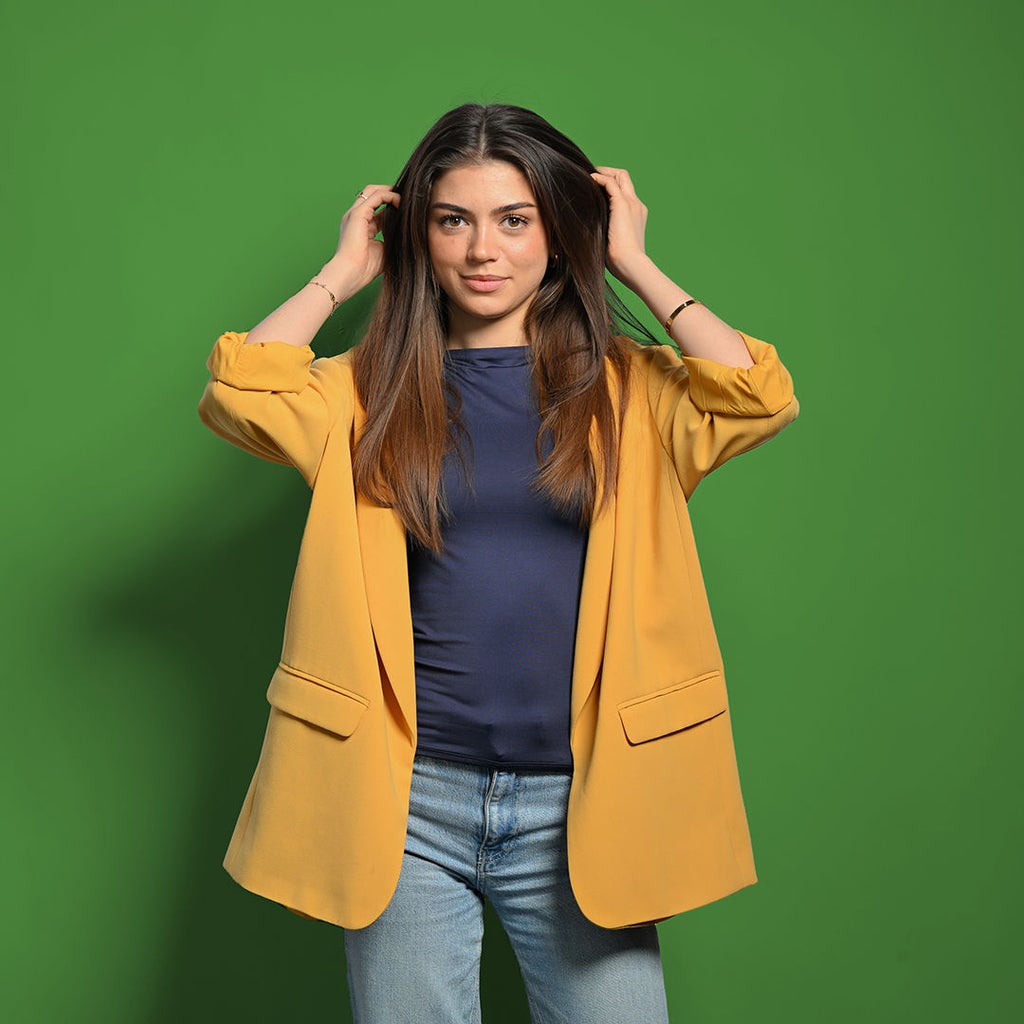 Emilia hat die Hände an den Kopf und schaut in die Kamera