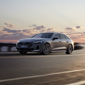 Der S5 Avant im schrägen Frontprofil, während er eine Küstenstraße entlangfährt.