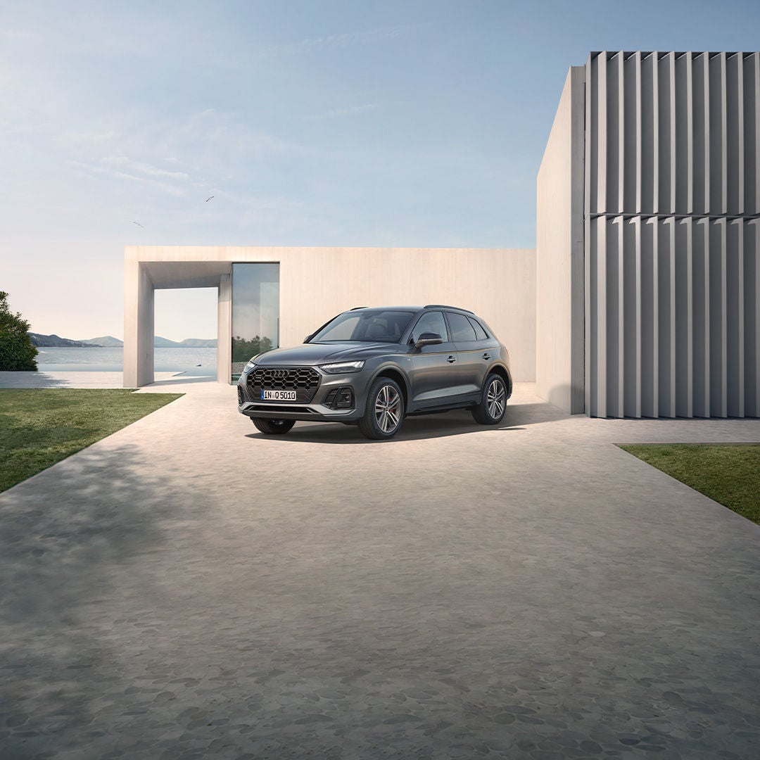 Widok z tyłu samochodu Audi na tle czerwonej ściany