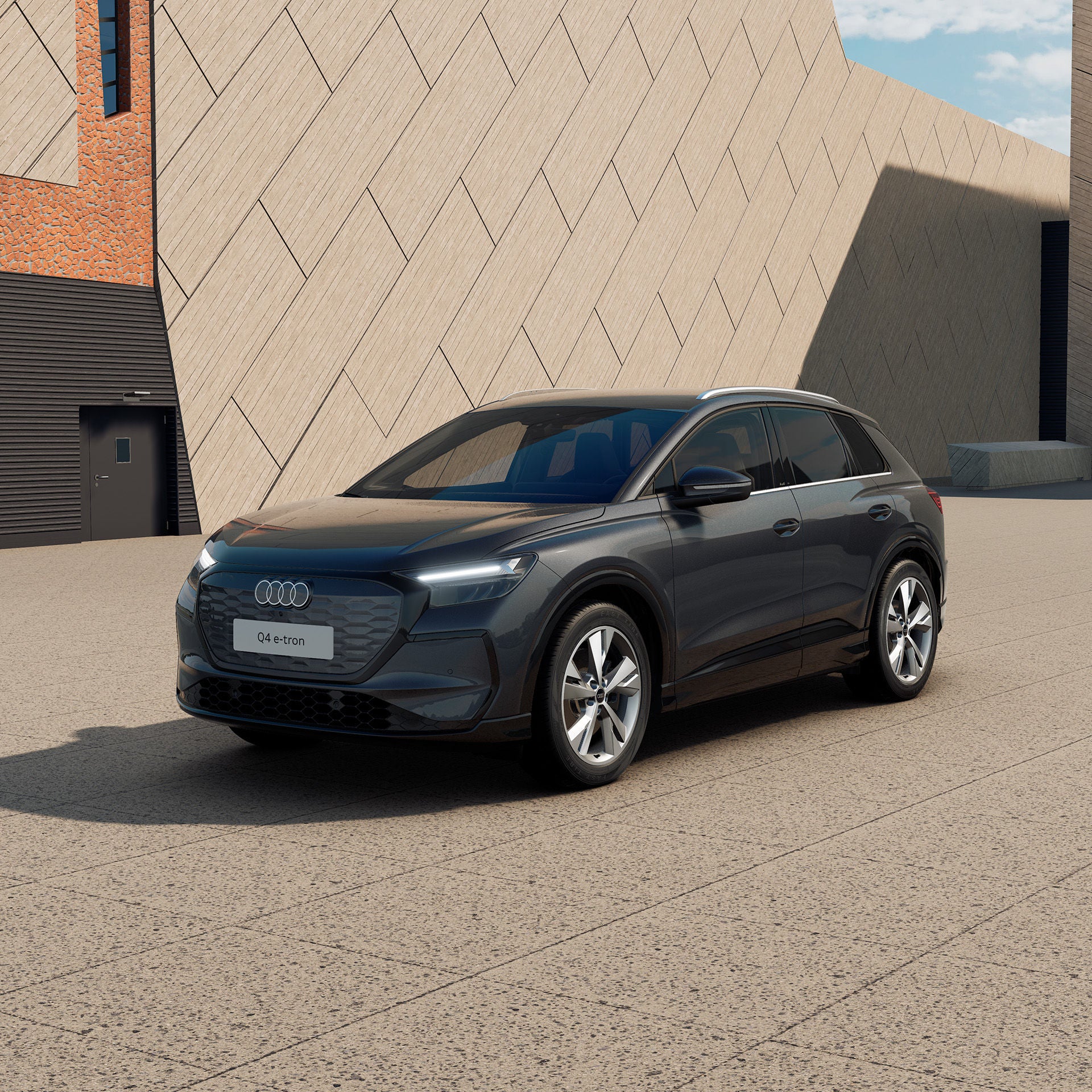 3/4 Ansicht eines dunklen Audi Q4 SUV e-tron vor einem modernen Gebäude