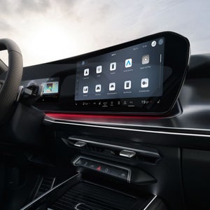 Panoramadisplay mit Touchscreen und enthaltenen Funktionen.