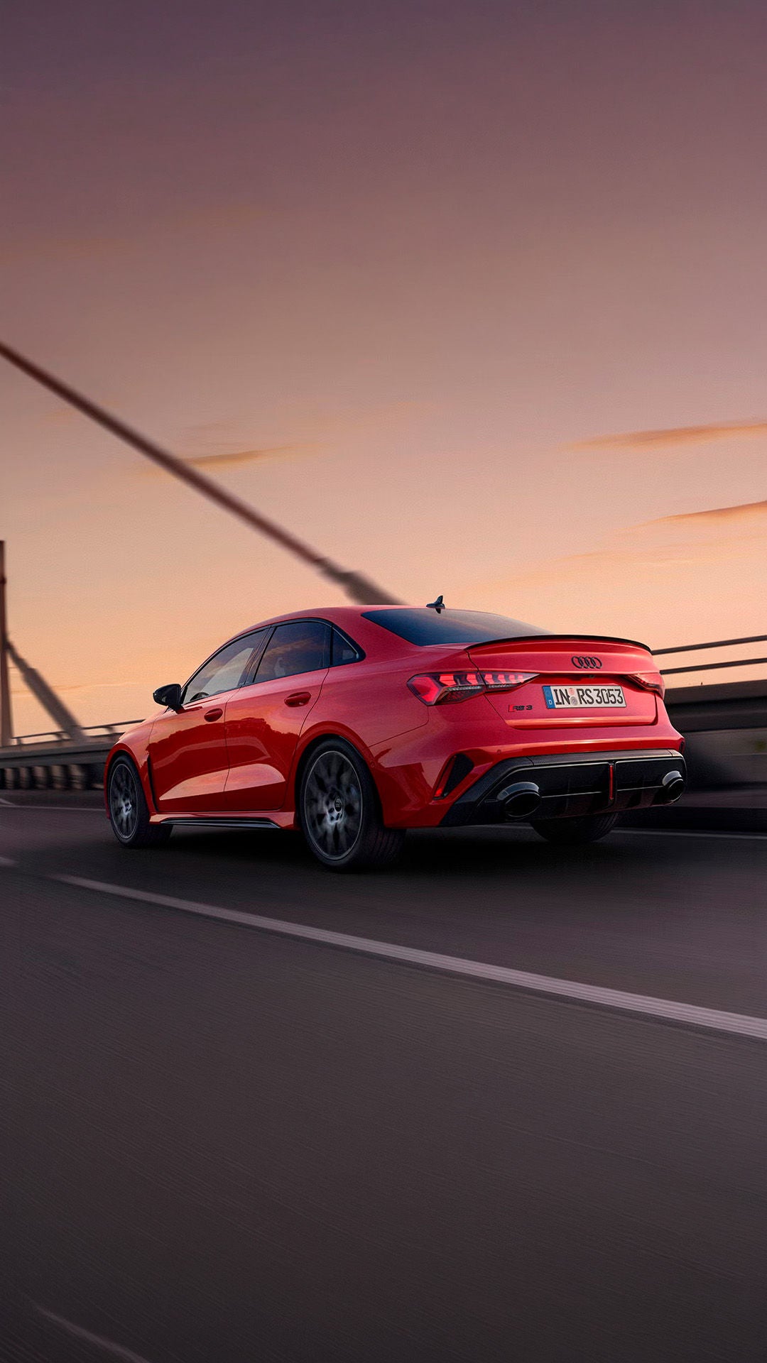 Nuevo Audi RS 3 Sedan en color rojo.   