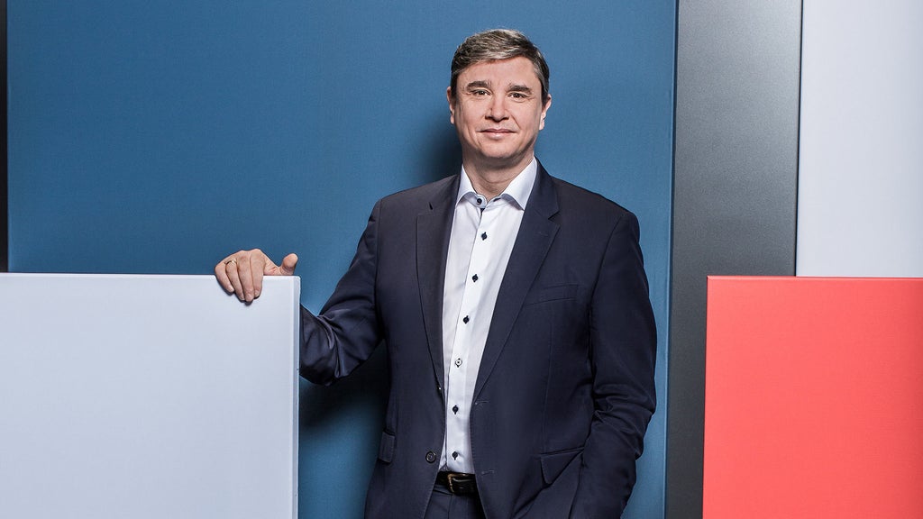 Porträt Jürgen Rittersberger vor bunten Blöcken