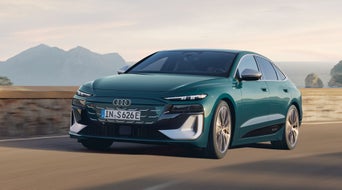 L'Audi S6 Sportback e-tron est présentée dans une vue latérale légèrement inclinée devant une maison moderne.