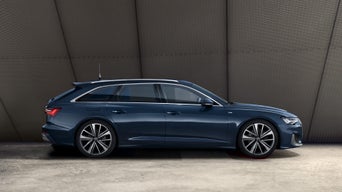 Seitenansicht eines dunkelblauen Audi A6 Avant