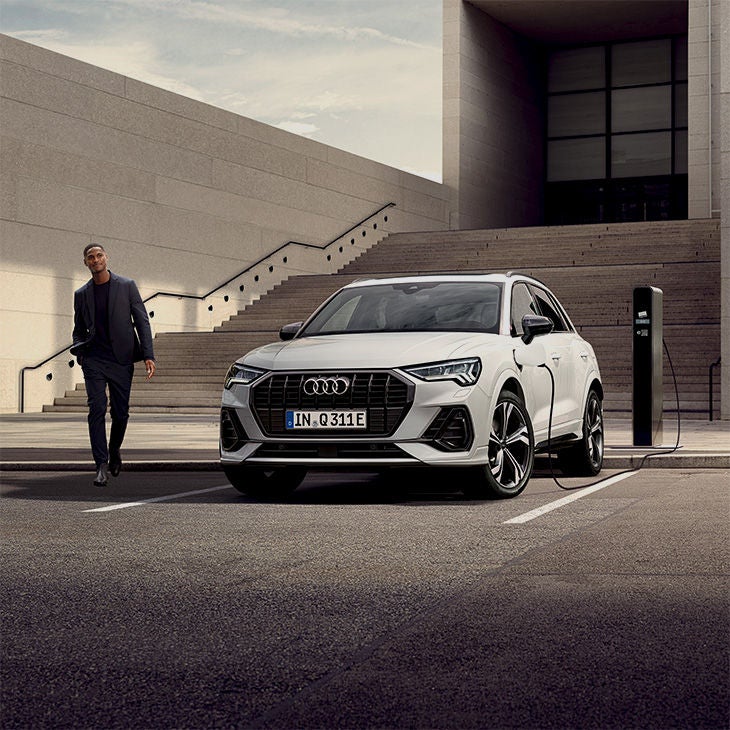 Foto de un coche SUV híbrido enchufable de Audi. 