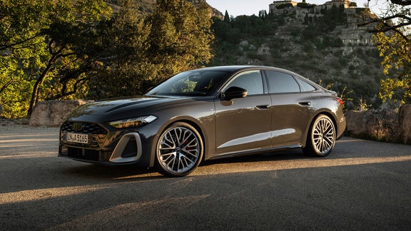 Foto del mantenimiento de neumáticos para vehículos Mild hybrid de Audi. 