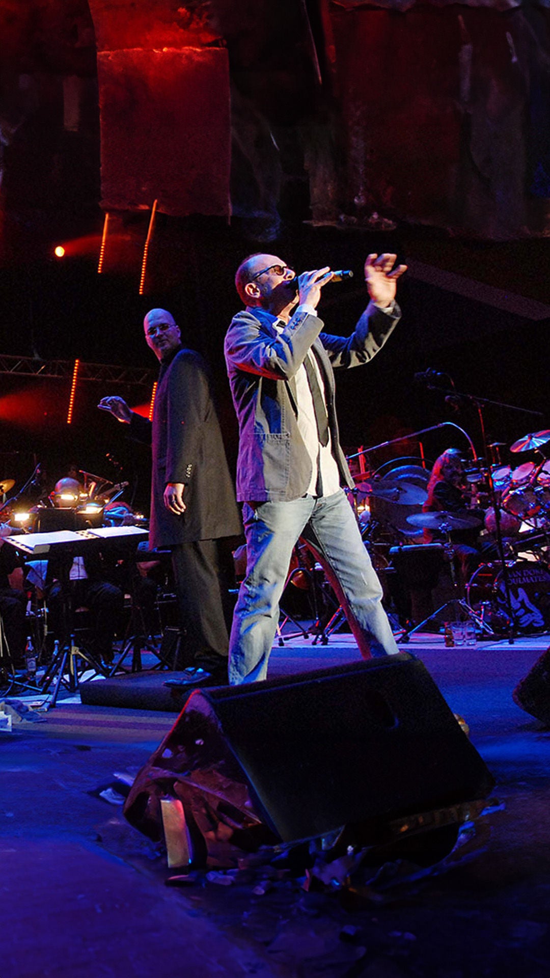 Sänger beim Performen auf der Bühne.