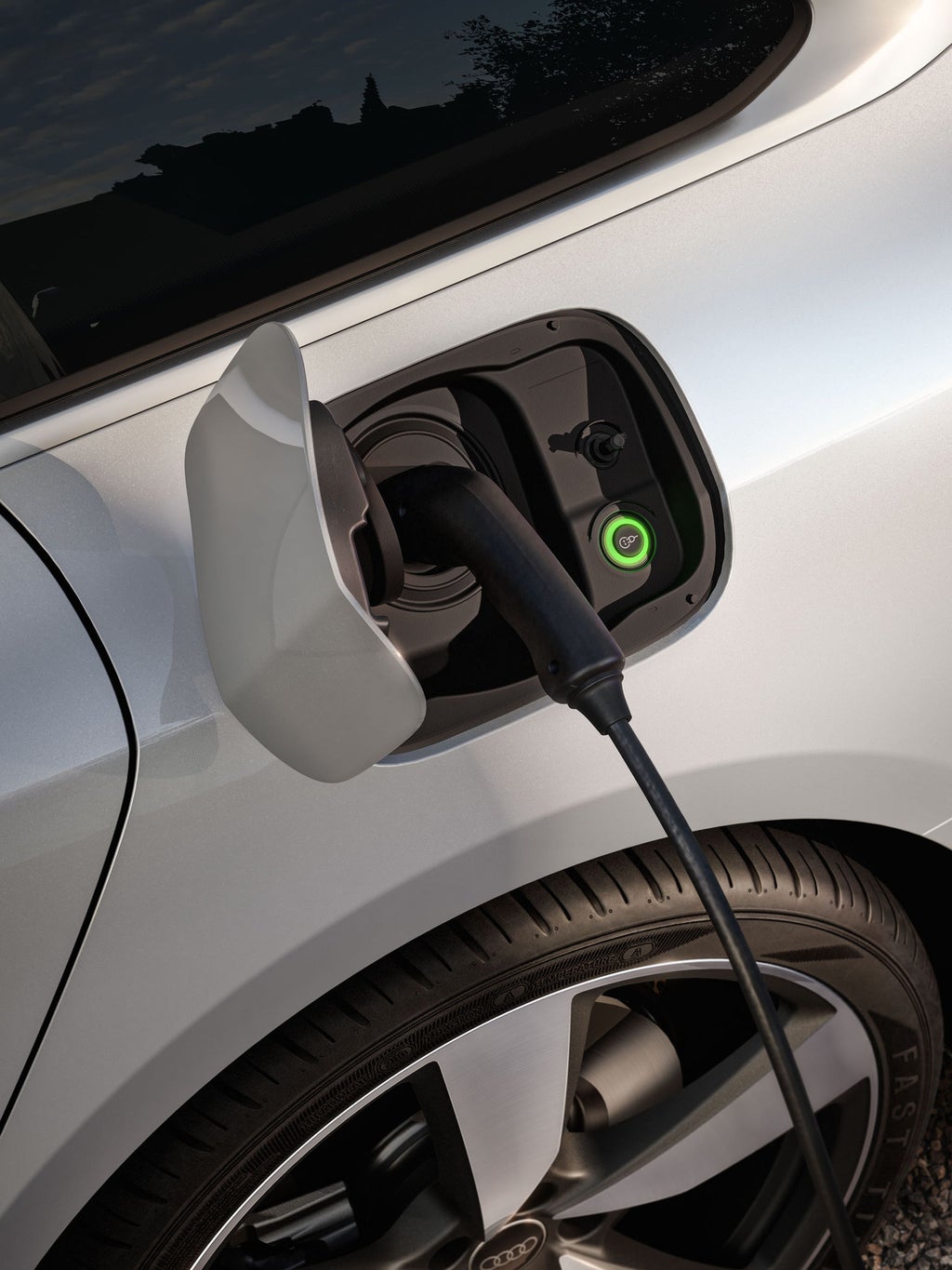 Audi A6 Avant e-hybrid närbild på en Audi som laddas.