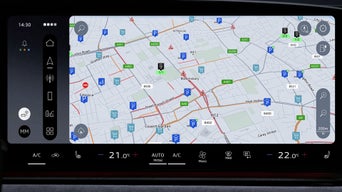 3D-Stadtkarte auf dem digitalen Tacho hinter dem Audi-Lenkrad mit eingeblendeter Navigation.
