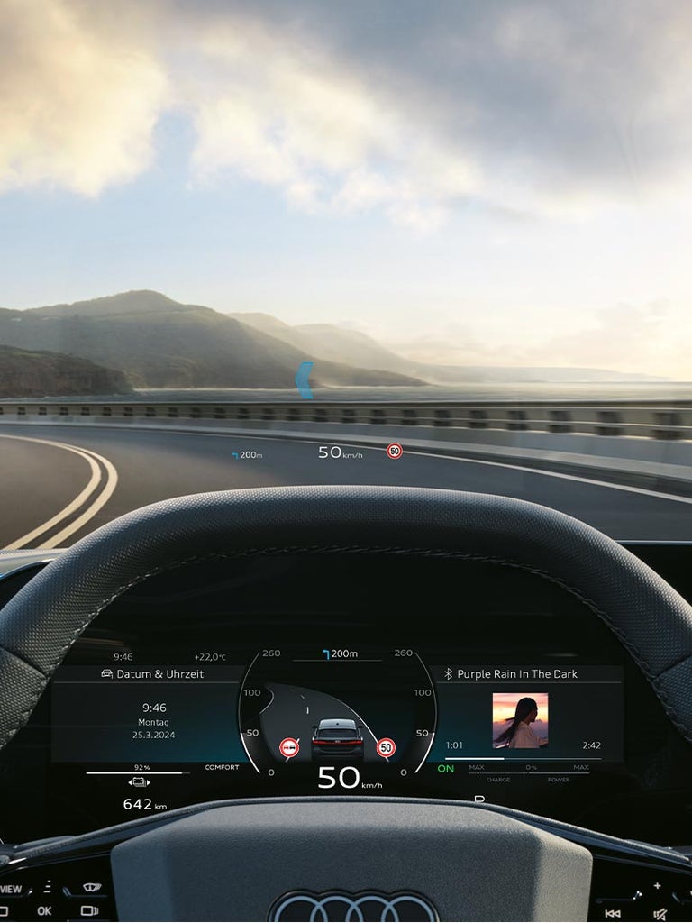Fahrersicht auf das Lenkrad und digitales Kombiinstrument mit Navigationsanzeige.