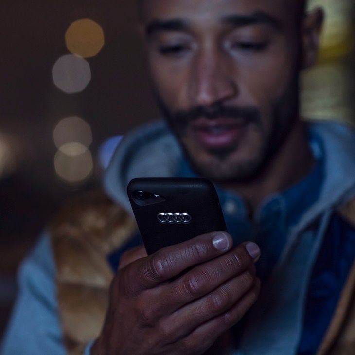 Rendez-vous sur le site my.audi.com ou téléchargez l'application myAudi sur smartphone.