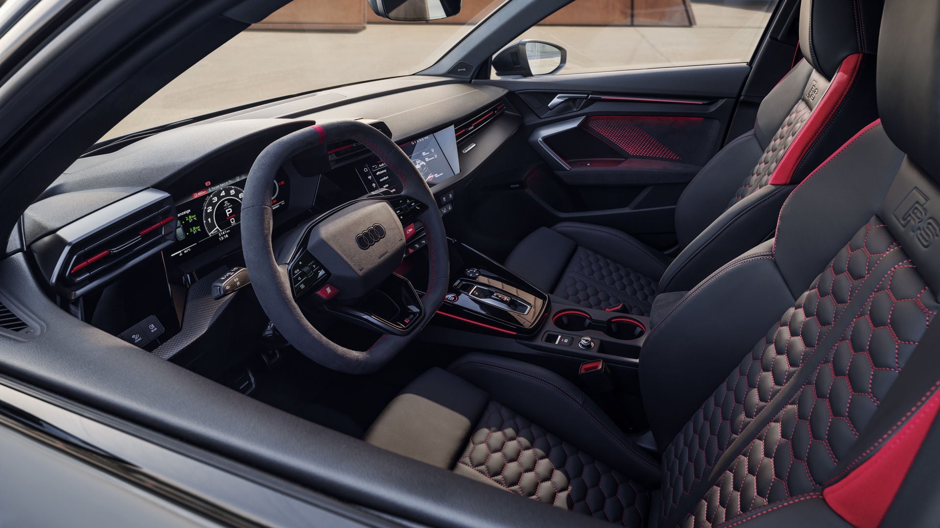 Blick ins Fenster der Fahrerseite auf das Cockpit der RS 3 Limousine.