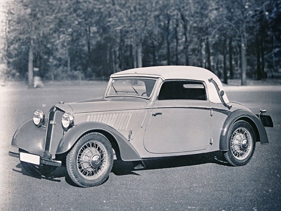 Schwarz-weiß-Aufnahme eines DKW F 5 vor einer Baumreihe