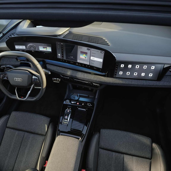 Close-up of the cockpit and panoramic displays of the Q6 Sportback e-tron from above.