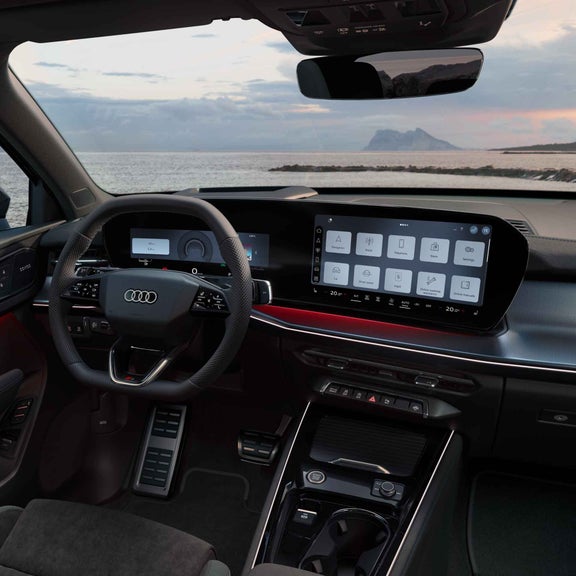 Audi Q3 SUV interior Panoramadisplay