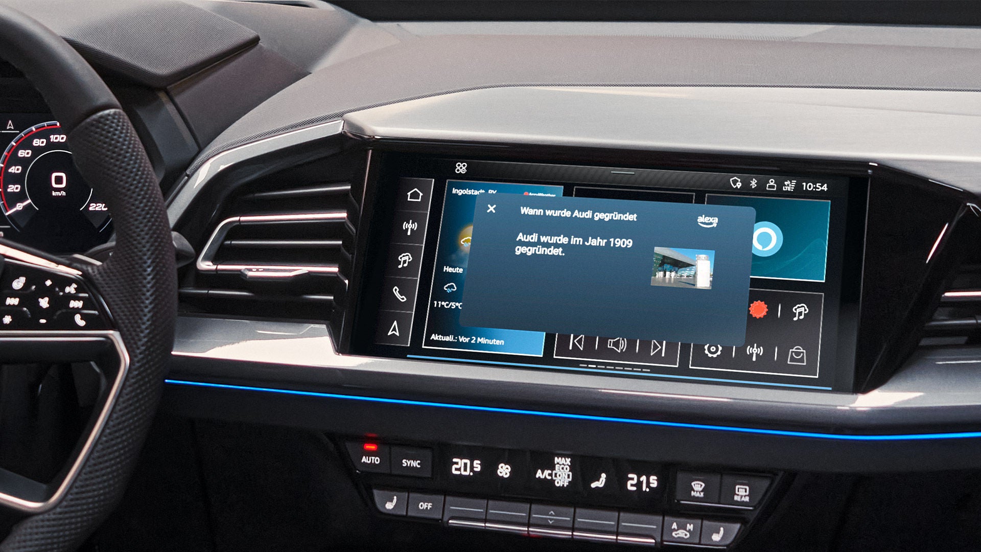 Infotainmentsystem im Audi zeigt Antwort auf Sprachbefehl: „Audi wurde im Jahr 1909 gegründet.“