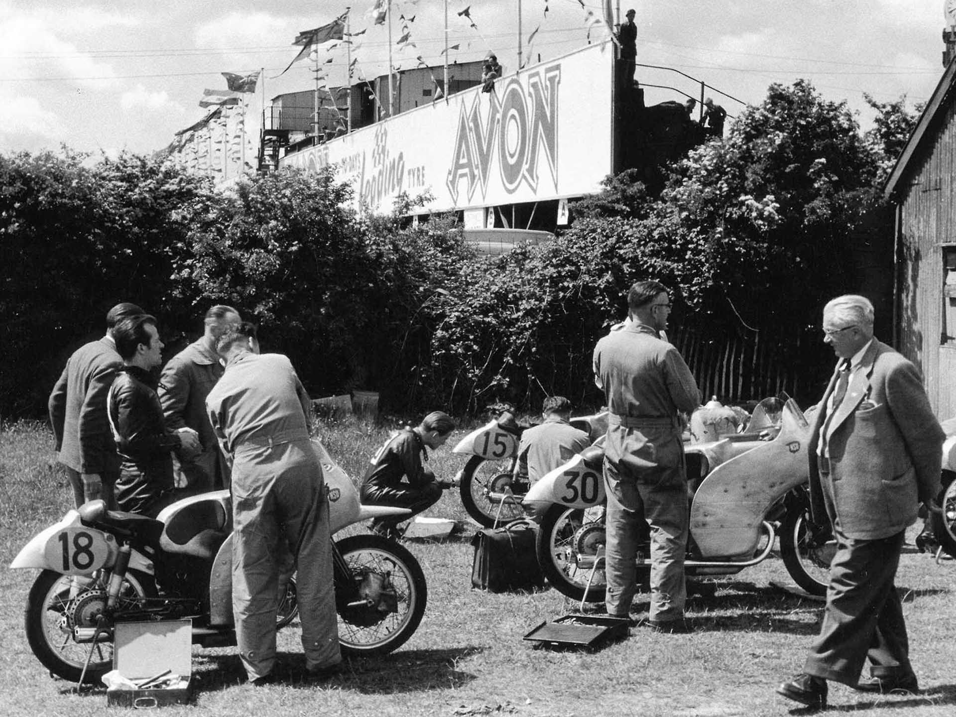 Das Foto zeigt NSU-Motorräder.