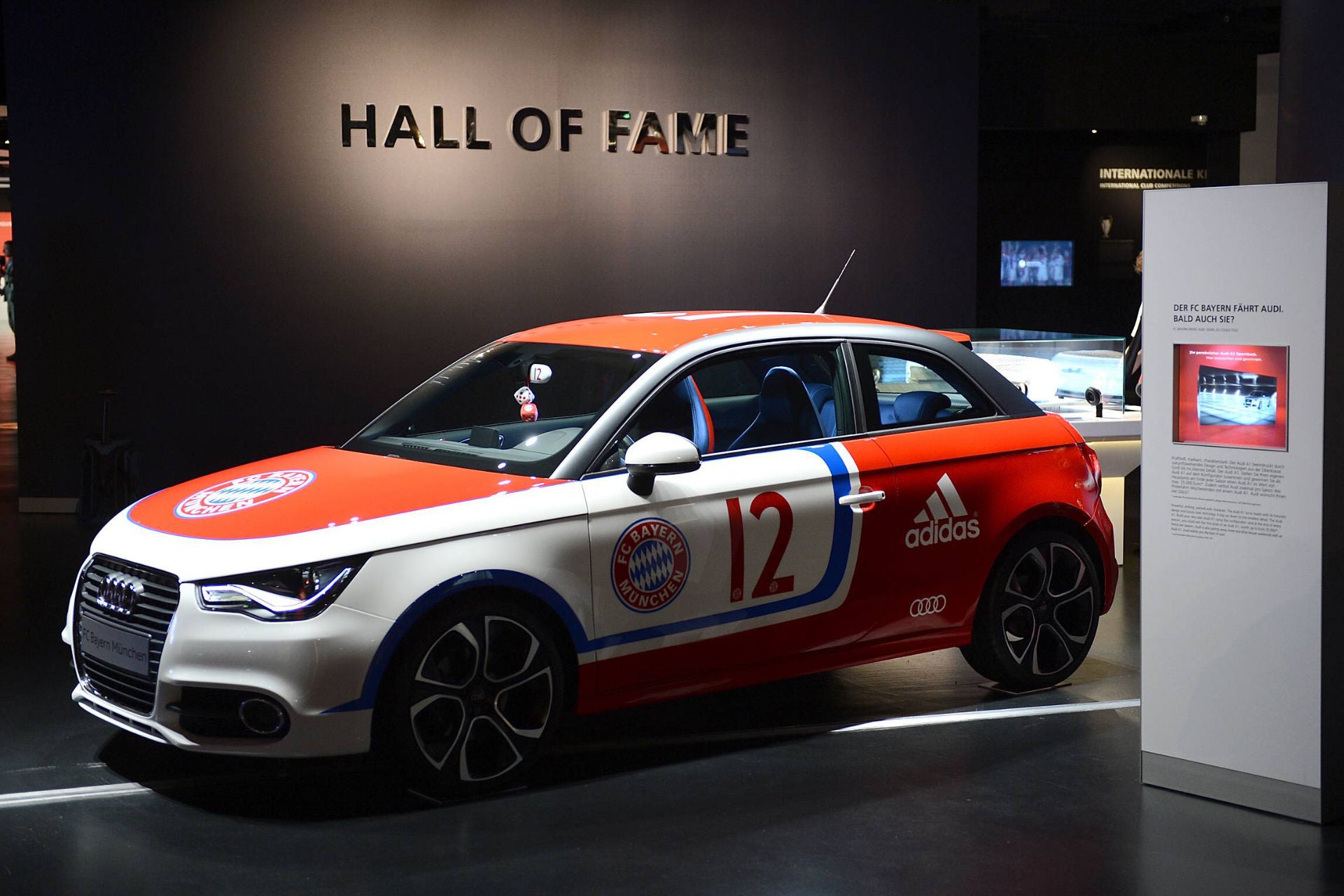 EIn Audi in der Hall of Fame der FC Bayern Erlebniswelt